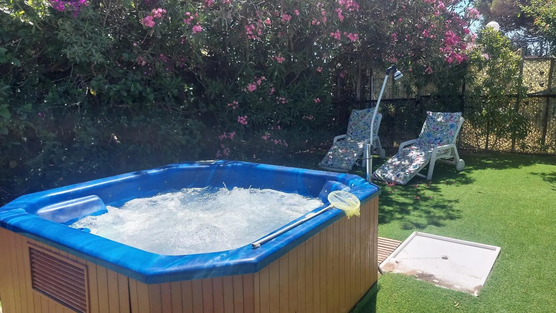 Finca Las Dunas: Beachfront Chalets with Jacuzzis Rota