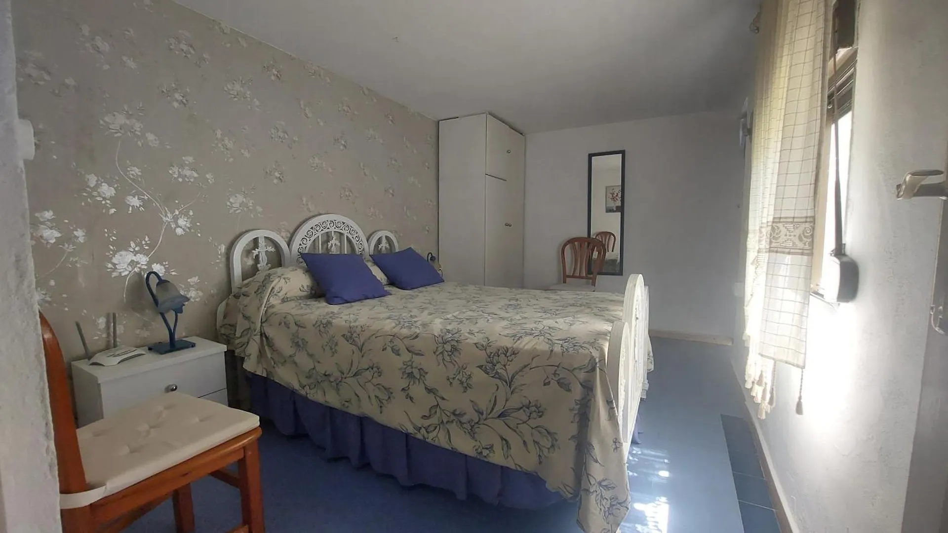 En Finca Las Dunas Dos Chalets Con Jacuzzis En Primera Linea De Playa , Uno De 4 Dormitorios Y Otro De 2 Dormitorios, Llama Al Seiscientos Veintisiete Cuatrocientos Diecisiete Trescientos Noventa Y Ocho Rota